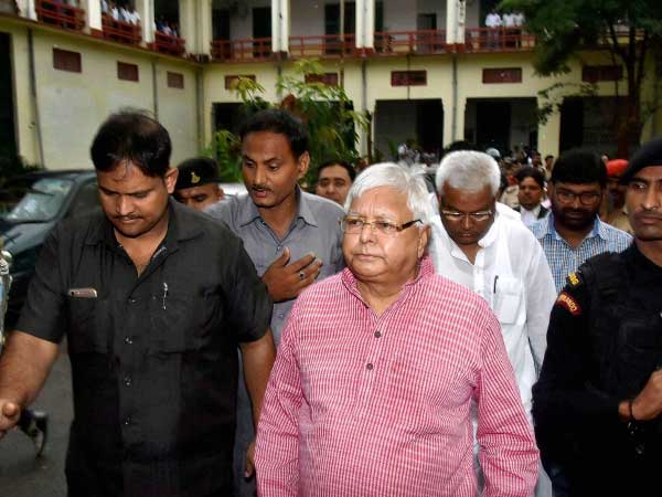 লালুকে হারমোনিয়াম বাজানোর পরামর্শ বিচারকের লালুকে হারমোনিয়াম বাজানোর পরামর্শ বিচারকের