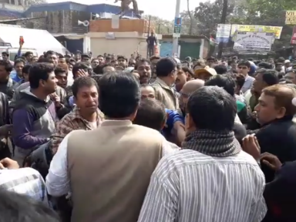 মধ্যমগ্রামে সিভিক ভলান্টিয়ারের মারে মৃত্যুর ঘটনায় ক্লোজ ওসি ট্রাফিক মধ্যমগ্রামে সিভিক ভলান্টিয়ারের মারে মৃত্যুর ঘটনায় ক্লোজ ওসি ট্রাফিক