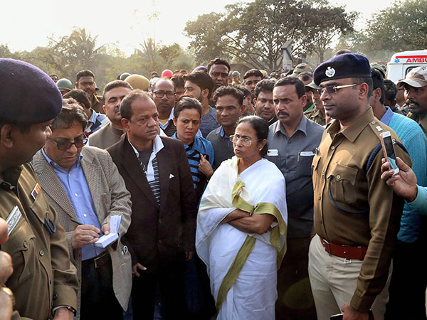 'ঔদ্ধত্বের' রাজনীতি ছাড়লে বাঁচত আরও প্রাণ, কাকে নিশানা করলেন মমতা 'ঔদ্ধত্বের' রাজনীতি ছাড়লে বাঁচত আরও প্রাণ, কাকে নিশানা করলেন মমতা