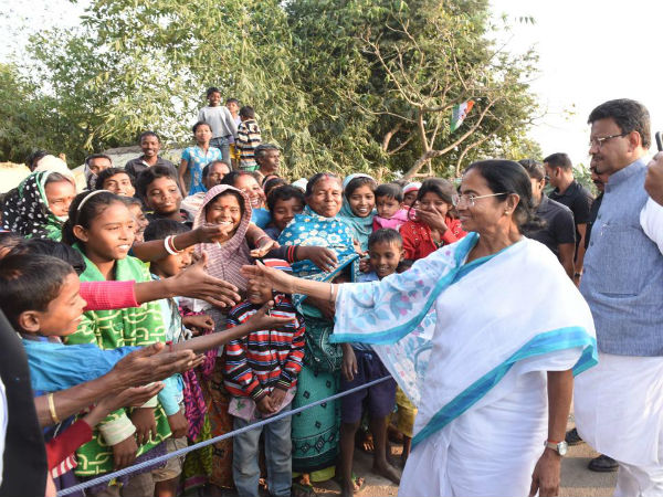 কেন্দুলির সভা থেকে ফের কেন্দ্রকে নিশানা, ট্যাবলো নিয়ে ভেদাভেদের অভিযোগ মুখ্যমন্ত্রীর কেন্দুলির সভা থেকে ফের কেন্দ্রকে নিশানা, ট্যাবলো নিয়ে ভেদাভেদের অভিযোগ মুখ্যমন্ত্রীর