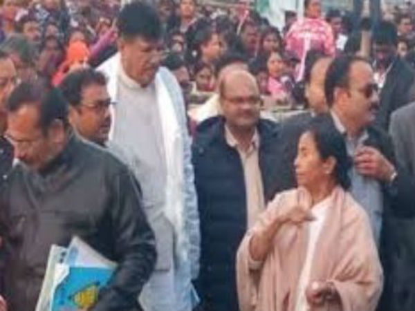 মুখ্যমন্ত্রীর ভাষণের সময় অমনযোগী, 'সতর্কিত' মন্ত্রী, ভবিষ্যত পদক্ষেপ নিয়ে জল্পনা মুখ্যমন্ত্রীর ভাষণের সময় অমনযোগী, 'সতর্কিত' মন্ত্রী, ভবিষ্যত পদক্ষেপ নিয়ে জল্পনা