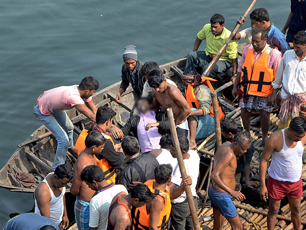 মুর্শিদাবাদের দুর্ঘটনাস্থল থেকে উদ্ধার আরও দেহ, তল্লাশি জারি মুর্শিদাবাদের দুর্ঘটনাস্থল থেকে উদ্ধার আরও দেহ, তল্লাশি জারি