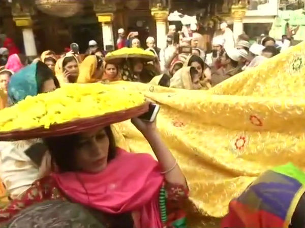 নিজামউদ্দিন দরগায় চলল বসন্ত পঞ্চমীর উৎসব, অনন্য এই রেওয়াজে মাতলেন সকলে নিজামউদ্দিন দরগায় চলল বসন্ত পঞ্চমীর উৎসব, অনন্য এই রেওয়াজে মাতলেন সকলে