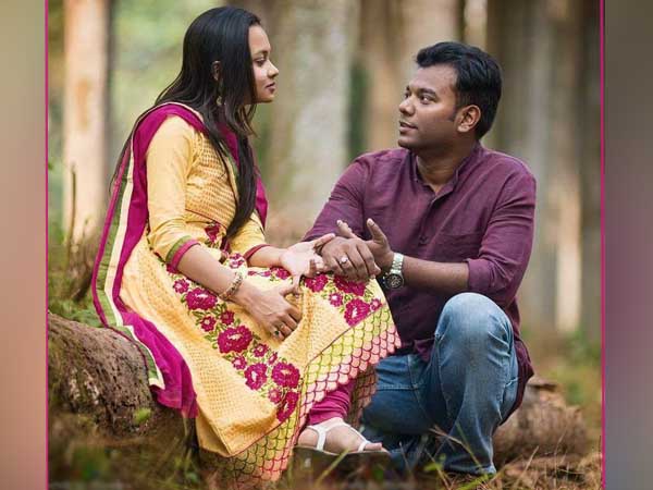 অফিস থেকে ফিরে স্ত্রী-র সঙ্গে গল্পে মন মজান অফিস থেকে ফিরে স্ত্রী-র সঙ্গে গল্পে মন মজান