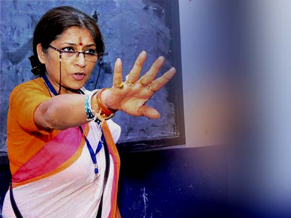 চাঁদার জুলুমবাজি, জাতীয় সড়কে গাড়ি থেকে নেমে প্রতিবাদে গর্জে উঠলেন রূপা চাঁদার জুলুমবাজি, জাতীয় সড়কে গাড়ি থেকে নেমে প্রতিবাদে গর্জে উঠলেন রূপা