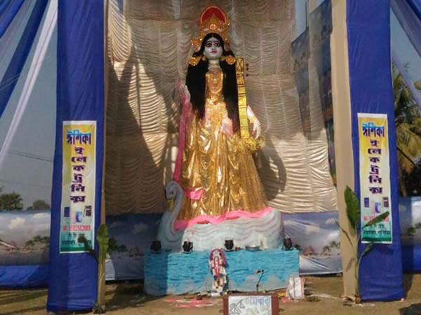 বড় দুর্গার পর হিট বড় সরস্বতী, অভিনব বাণী-বন্দনায় মাতোয়ারা কলিগ্রাম, দেখনু ভিডিও বড় দুর্গার পর হিট বড় সরস্বতী, অভিনব বাণী-বন্দনায় মাতোয়ারা কলিগ্রাম, দেখনু ভিডিও
