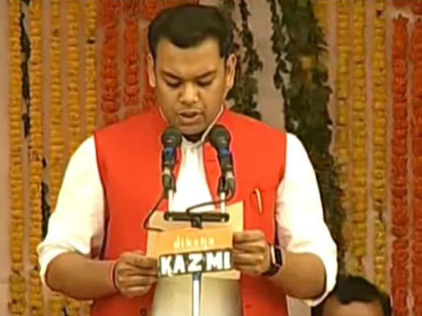 প্রজাতন্ত্র দিবস নিয়ে এ কী বলে ফেললেন বিজেপির 'শিক্ষা' বিষয়ক মন্ত্রী ! দেখুন ভিডিও প্রজাতন্ত্র দিবস নিয়ে এ কী বলে ফেললেন বিজেপির 'শিক্ষা' বিষয়ক মন্ত্রী ! দেখুন ভিডিও