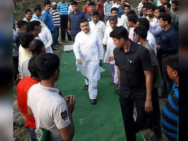 মুখ্যমন্ত্রীর নির্দেশে ‘টিম’ নিয়ে দুর্ঘটনাস্থলে শুভেন্দু, দিল্লি থেকে ফিরছেন অধীরও মুখ্যমন্ত্রীর নির্দেশে ‘টিম’ নিয়ে দুর্ঘটনাস্থলে শুভেন্দু, দিল্লি থেকে ফিরছেন অধীরও