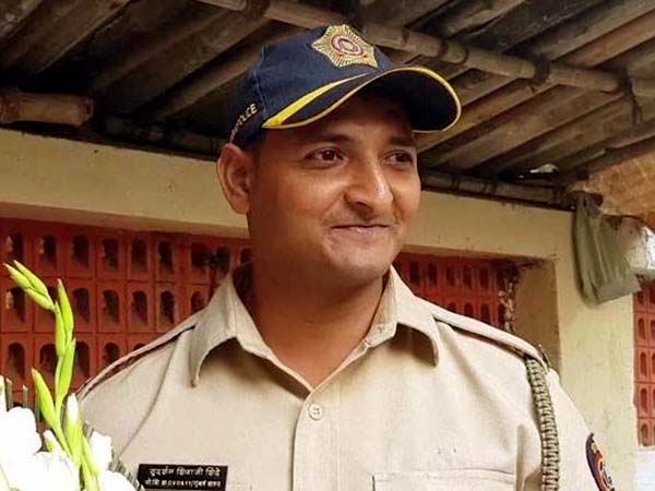 বছর শেষে সত্যিকারের নায়ক এখন সলমনের এই ভক্ত, পুলিশ কনস্টেবল সুদর্শনের কাহিনি এখন ভাইরাল বছর শেষে সত্যিকারের নায়ক এখন সলমনের এই ভক্ত, পুলিশ কনস্টেবল সুদর্শনের কাহিনি এখন ভাইরাল