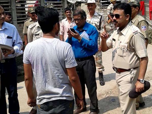 জমি বিবাদের জের, অতি সংকটজনক অবস্থায় হাসপাতালে হাওড়ার শ্যামপুরের ওসি জমি বিবাদের জের, অতি সংকটজনক অবস্থায় হাসপাতালে হাওড়ার শ্যামপুরের ওসি