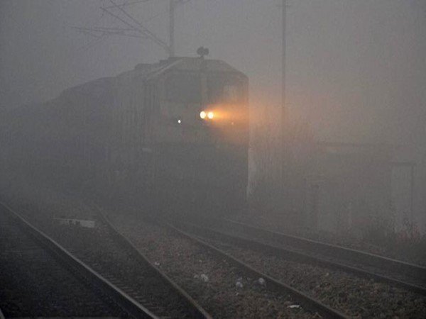 উত্তর ভারতে কুয়াশার জের, হাওড়াগামী মেল ও এক্সপ্রেস ট্রেন চলাচলে বিঘ্ন উত্তর ভারতে কুয়াশার জের, হাওড়াগামী মেল ও এক্সপ্রেস ট্রেন চলাচলে বিঘ্ন