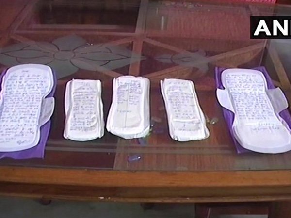 গোয়ালিয়রের মহিলারা 'মনের কথা' পাঠাচ্ছেন মোদীকে গোয়ালিয়রের মহিলারা 'মনের কথা' পাঠাচ্ছেন মোদীকে