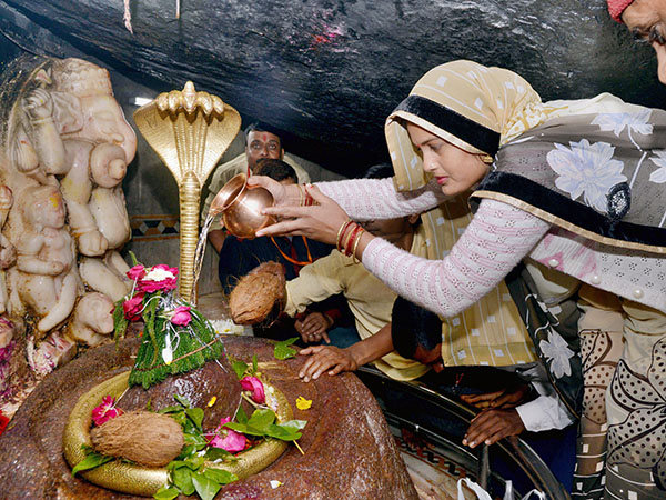 শিবলিঙ্গে জল অর্পণ