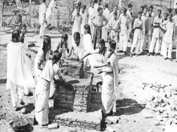 ছাত্রছাত্রীদের তৈরি স্মৃতি স্তম্ভ