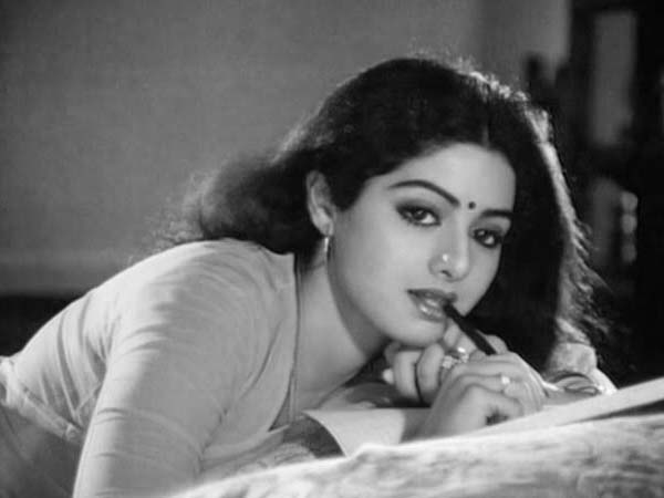 স্বামী, মেয়ে ফিরে এলেও কেন দুবাইতে থেকে গিয়েছিলেন শ্রীদেবী! ওই ৩ দিন ঘিরে কিছু তথ্য স্বামী, মেয়ে ফিরে এলেও কেন দুবাইতে থেকে গিয়েছিলেন শ্রীদেবী! ওই ৩ দিন ঘিরে কিছু তথ্য