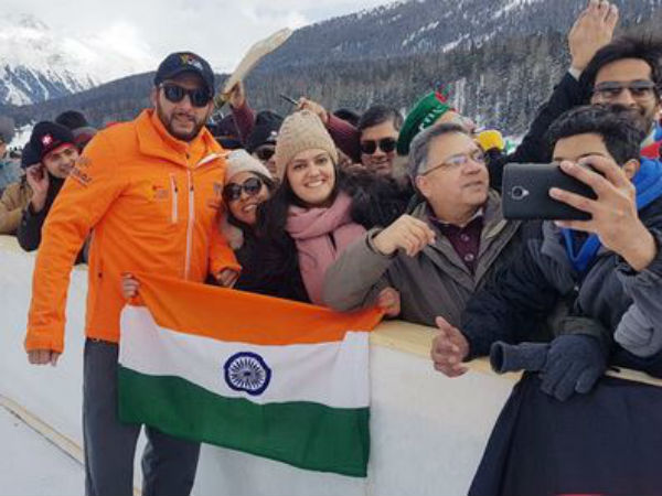 ভারতীয় পতাকা ধরতে শেখালেন পাকিস্তানি, দেখুন ভিডিও ভারতীয় পতাকা ধরতে শেখালেন পাকিস্তানি, দেখুন ভিডিও