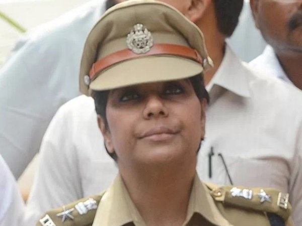 ‘মা’য়ের সঙ্গে সম্পর্ক ছিন্ন, সিআইডি-হানায় বিপর্যস্ত ভারতী এবার আদালতের দ্বারস্থ ‘মা’য়ের সঙ্গে সম্পর্ক ছিন্ন, সিআইডি-হানায় বিপর্যস্ত ভারতী এবার আদালতের দ্বারস্থ
