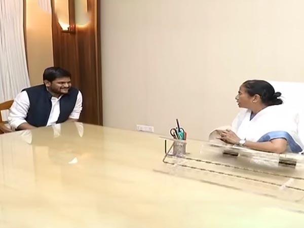 মা মাটি মানুষের নেত্রীর মুখোমুখি পাতিদার নেতা মা মাটি মানুষের নেত্রীর মুখোমুখি পাতিদার নেতা