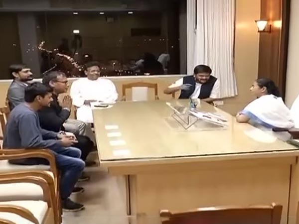 মা মাটি মানুষের নেত্রীর মুখোমুখি পাতিদার নেতা মা মাটি মানুষের নেত্রীর মুখোমুখি পাতিদার নেতা