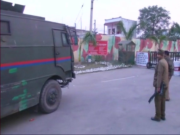 জঙ্গি হামলায় শহিদ দুই জওয়ান, প্যারা কম্যান্ডোদের এয়ারলিফ্ট জঙ্গি হামলায় শহিদ দুই জওয়ান, প্যারা কম্যান্ডোদের এয়ারলিফ্ট