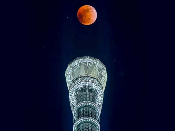 গম্বুুজের মাথায় সুপার মুন