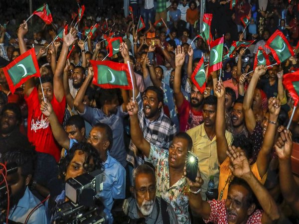 সুপ্রিম কোর্টের সঙ্গে সরকারের সরাসরি সংঘাতে উত্তপ্ত হয়ে উঠেছে মলদ্বীপের অভ্যন্তরীণ পরিস্থিতি। সোমবার ভারতীয় সময় রাতে মলদ্বীপে জরুরি অবস্থা জারি করেছেন সেদেশের রাষ্ট্রপতি আবদুল্ল ইয়েমেন। এমনকী গ্রেফতার করা হয়েছে সুপ্রিম কোর্টের প্রধান বিচারপতি সহ অন্যান্য বিচারপতিদেরও। সুপ্রিম কোর্টের সঙ্গে সরকারের সরাসরি সংঘাতে উত্তপ্ত হয়ে উঠেছে মলদ্বীপের অভ্যন্তরীণ পরিস্থিতি। সোমবার ভারতীয় সময় রাতে মলদ্বীপে জরুরি অবস্থা জারি করেছেন সেদেশের রাষ্ট্রপতি আবদুল্ল ইয়েমেন। এমনকী গ্রেফতার করা হয়েছে সুপ্রিম কোর্টের প্রধান বিচারপতি সহ অন্যান্য বিচারপতিদেরও।