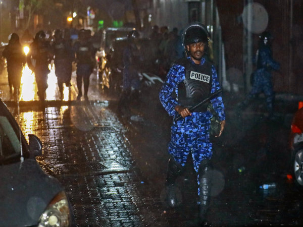 মলদ্বীপে চূড়ান্ত অচলাবস্থা, এক ভারতীয় সাংবাদিককে গ্রেফতার মলদ্বীপে চূড়ান্ত অচলাবস্থা, এক ভারতীয় সাংবাদিককে গ্রেফতার