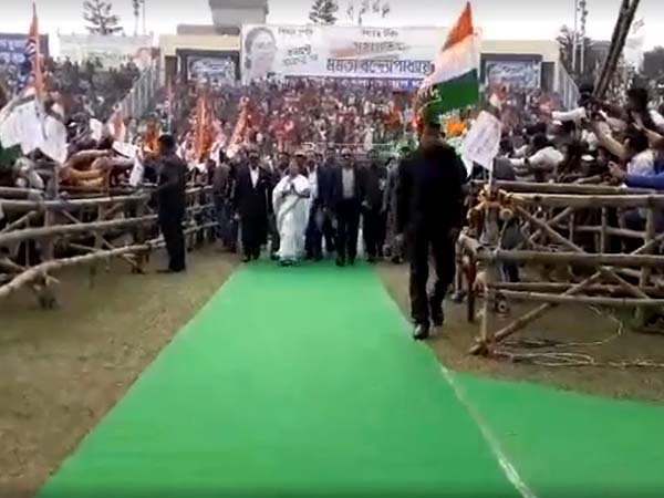 মোদীকে নিশানা মমতার, 'বিচ্ছিন্নতাবাদী'দের রাজ্যে বরদাস্ত নয় মোদীকে নিশানা মমতার, 'বিচ্ছিন্নতাবাদী'দের রাজ্যে বরদাস্ত নয়