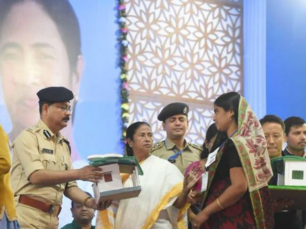 মমতার নিরাপত্তার এমন হাল! হেমতাবাদের ঘটনা দেখিয়ে দিল কতটা অসুরক্ষিত মুখ্যমন্ত্রী মমতার নিরাপত্তার এমন হাল! হেমতাবাদের ঘটনা দেখিয়ে দিল কতটা অসুরক্ষিত মুখ্যমন্ত্রী