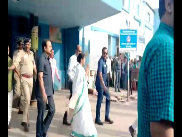 কুশমণ্ডির নির্যাতিতাকে দেখতে হাসপাতালে মুখ্যমন্ত্রী কুশমণ্ডির নির্যাতিতাকে দেখতে হাসপাতালে মুখ্যমন্ত্রী