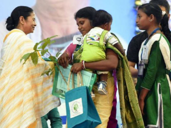 মমতার নিরাপত্তার এমন হাল! হেমতাবাদের ঘটনা দেখিয়ে দিল কতটা অসুরক্ষিত মুখ্যমন্ত্রী মমতার নিরাপত্তার এমন হাল! হেমতাবাদের ঘটনা দেখিয়ে দিল কতটা অসুরক্ষিত মুখ্যমন্ত্রী