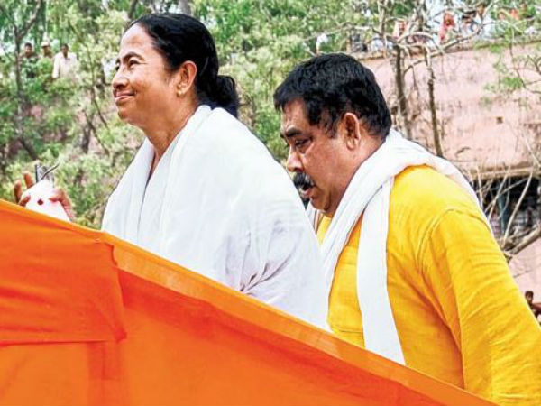 পঞ্চায়েত ভোটের আগে দলের মহিলাদের দিয়েই বিরোধীদের শায়েস্তা! মমতার 'দক্ষ' সংগঠকের নিদানে প্রশ্ন পঞ্চায়েত ভোটের আগে দলের মহিলাদের দিয়েই বিরোধীদের শায়েস্তা! মমতার 'দক্ষ' সংগঠকের নিদানে প্রশ্ন