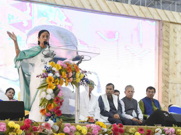 সরকারকে ভুল বুঝবেন না! কী ভুল, কেন ভুল বেলপাহাড়ির সভায় আর কী বললেন মমতা সরকারকে ভুল বুঝবেন না! কী ভুল, কেন ভুল বেলপাহাড়ির সভায় আর কী বললেন মমতা