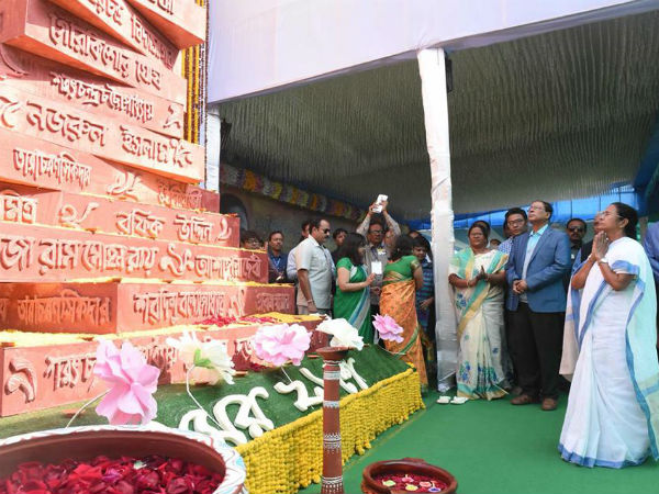 ভাষা দিবসের মঞ্চে মাইকে ‘শক’ খেলেন মমতা ভাষা দিবসের মঞ্চে মাইকে ‘শক’ খেলেন মমতা