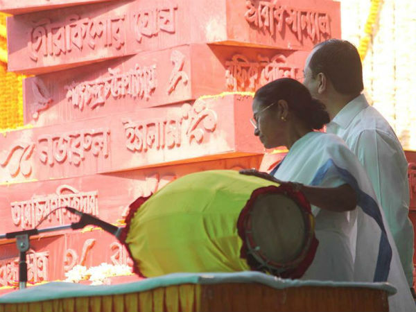 ভাষা দিবসের মঞ্চে মাইকে ‘শক’ খেলেন মমতা ভাষা দিবসের মঞ্চে মাইকে ‘শক’ খেলেন মমতা
