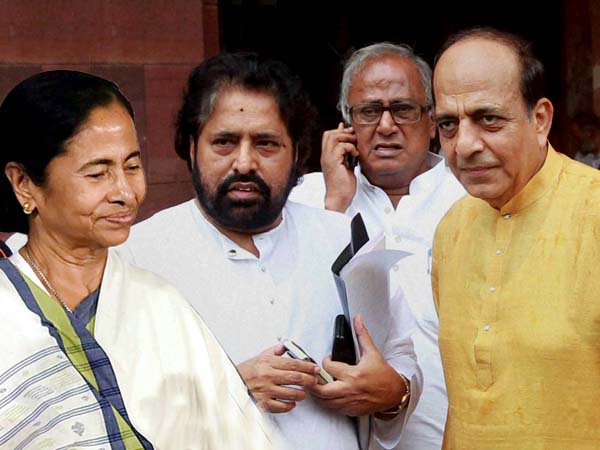 মুকুলের প্রস্থানে ‘আচ্ছে দিন’ তৃণমূল সাংসদের! সেরার স্বীকৃতির সঙ্গে জুটল মমতার ‘পুরস্কার’ও মুকুলের প্রস্থানে ‘আচ্ছে দিন’ তৃণমূল সাংসদের! সেরার স্বীকৃতির সঙ্গে জুটল মমতার ‘পুরস্কার’ও