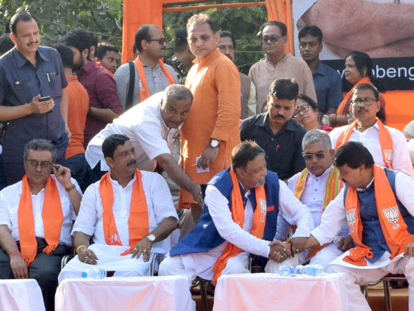 মমতার বিরুদ্ধে কাঁটা দিয়ে কাঁটা তুলতে মরিয়া মুকুল, পঞ্চায়েতে রণকৌশল চূড়ান্ত বিজেপির মমতার বিরুদ্ধে কাঁটা দিয়ে কাঁটা তুলতে মরিয়া মুকুল, পঞ্চায়েতে রণকৌশল চূড়ান্ত বিজেপির