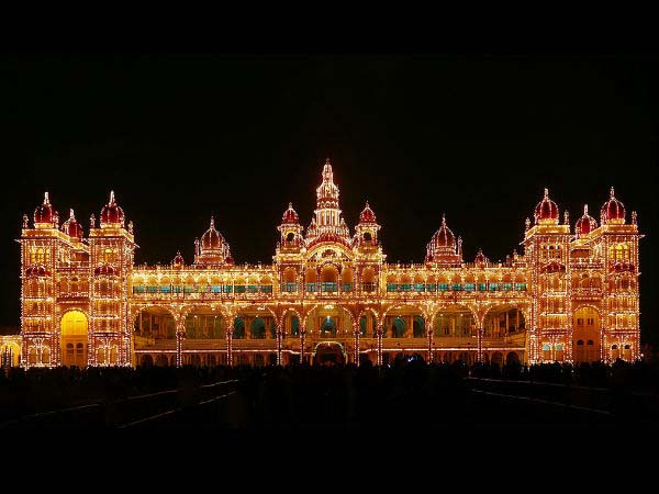ঐতিহাসিকরা যা বলছেন