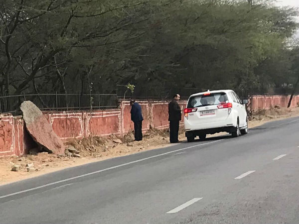 প্রকাশ্যে দেওয়ালে প্রস্রাব বিজেপি মন্ত্রীর! এরপর যা হল সোশ্যাল মিডিয়ায় প্রকাশ্যে দেওয়ালে প্রস্রাব বিজেপি মন্ত্রীর! এরপর যা হল সোশ্যাল মিডিয়ায়