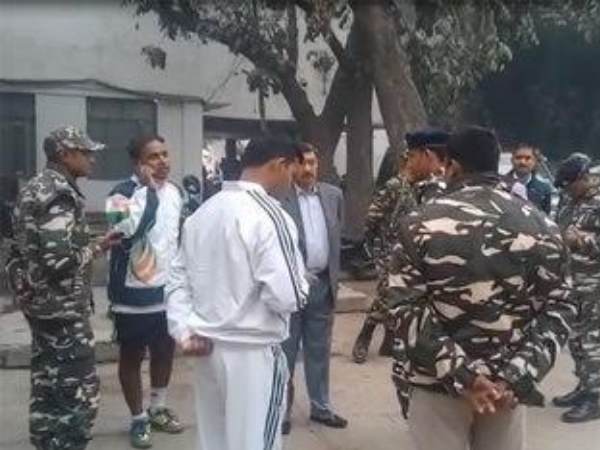 বলিউড কায়দায় খুনে অভিযুক্তকে জওয়ানকে ছিনতাই বলিউড কায়দায় খুনে অভিযুক্তকে জওয়ানকে ছিনতাই