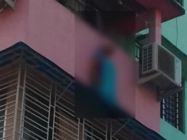 চারতলার বারান্দা থেকে বৃদ্ধার ঝুলন্ত দেহ, প্রতিবেশীদের অভিযোগে আটক ছেলে চারতলার বারান্দা থেকে বৃদ্ধার ঝুলন্ত দেহ, প্রতিবেশীদের অভিযোগে আটক ছেলে