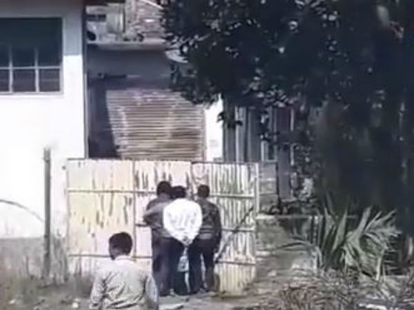 পিএনবি প্রতারণা কাণ্ডের তল্লাশির মধ্যেই বেআইনি আর্থিক প্রতিষ্ঠানের প্রতারণা কাণ্ডে রাজ্যের বিভিন্ন জায়গায় সিবিআই হানা। শুক্রবার সারাদিন ধরেই বেআইনি আর্থিক প্রতিষ্ঠান সুমঙ্গল ইন্ডাস্ট্রিজের একাধিক অফিসে একযোগে রাজ্যের বিভিন্ন জায়গায় তল্লাশি চালায় সিবিআই। বাজেয়াপ্ত করা হয়েছে নথি। সিবিআই-এর একটি বিশেষ দল কলকাতার কর্নফিল্ড রোড, জওহরলাল নেহরু রোড, হুগলির মগরা এবং উত্তর ২৪ পরগনা মিলিয়ে রাজ্যের প্রায় ১৩ টি জায়গায় একযোগে তল্লাশি চালায়। হুগলির মগরায় বাগদি পাড়ায় সুমঙ্গল চিটফান্ডের কর্ণধার সুব্রত অধিকারীর বাড়িতে তল্লাশি চালান সিবিআই আধিকারিকরা। সূত্রের খবর অনুযায়ী, ২০ জনের দল চিটফান্ড কর্তার বাড়িতে যায়। বিভিন্ন প্রকল্পে বিনিয়োগের নামে বাজার থেকে কয়েকেশো কোটি টাকা তোলার অভিযোগ রয়েছে সুমঙ্গলের বিরুদ্ধে। সিবিআই-এর অভিযোগ, এই কাণ্ডে বেশ কয়েকজন প্রভাবশালীরও খোঁজ মিলেছে। হুগলির মগরার বাগদি পাড়ার বাড়িতে পাওয়া যায়নি সুমঙ্গল চিটফান্ডের কর্ণধার সুব্রত অধিকারীকে। তাঁর মাকে ডেকে বাড়িতে তল্লাশি চালায় সিবিআই। বাড়ির পাশে ব্যাটারি কারখানাতেও হানা দেয় সিবিআই। বেশ কয়েকবছর আগে অন্য চিটফান্ডগুলি রমরমার সময়েই রমরমা ছিল সুমঙ্গলের। আলুর বন্ডের মাধ্যমে লাখপতি হওয়ার স্বপ্ন দেখিয়ে বাজার থেকে টাকা তুলেছিলেন সুব্রত অধিকারী। এরপর সারদা, রোজভ্যালি নিয়ে তদন্ত শুরু হতেই নজরে আসে সুমঙ্গলের মতো সংস্থাও। আদালতের নির্দেশে তদন্ত শুরু হয় সুমঙ্গলের বিরুদ্ধেও। পিএনবি প্রতারণা কাণ্ডের তল্লাশির মধ্যেই বেআইনি আর্থিক প্রতিষ্ঠানের প্রতারণা কাণ্ডে রাজ্যের বিভিন্ন জায়গায় সিবিআই হানা। শুক্রবার সারাদিন ধরেই বেআইনি আর্থিক প্রতিষ্ঠান সুমঙ্গল ইন্ডাস্ট্রিজের একাধিক অফিসে একযোগে রাজ্যের বিভিন্ন জায়গায় তল্লাশি চালায় সিবিআই। বাজেয়াপ্ত করা হয়েছে নথি। সিবিআই-এর একটি বিশেষ দল কলকাতার কর্নফিল্ড রোড, জওহরলাল নেহরু রোড, হুগলির মগরা এবং উত্তর ২৪ পরগনা মিলিয়ে রাজ্যের প্রায় ১৩ টি জায়গায় একযোগে তল্লাশি চালায়। হুগলির মগরায় বাগদি পাড়ায় সুমঙ্গল চিটফান্ডের কর্ণধার সুব্রত অধিকারীর বাড়িতে তল্লাশি চালান সিবিআই আধিকারিকরা। সূত্রের খবর অনুযায়ী, ২০ জনের দল চিটফান্ড কর্তার বাড়িতে যায়। বিভিন্ন প্রকল্পে বিনিয়োগের নামে বাজার থেকে কয়েকেশো কোটি টাকা তোলার অভিযোগ রয়েছে সুমঙ্গলের বিরুদ্ধে। সিবিআই-এর অভিযোগ, এই কাণ্ডে বেশ কয়েকজন প্রভাবশালীরও খোঁজ মিলেছে। হুগলির মগরার বাগদি পাড়ার বাড়িতে পাওয়া যায়নি সুমঙ্গল চিটফান্ডের কর্ণধার সুব্রত অধিকারীকে। তাঁর মাকে ডেকে বাড়িতে তল্লাশি চালায় সিবিআই। বাড়ির পাশে ব্যাটারি কারখানাতেও হানা দেয় সিবিআই। বেশ কয়েকবছর আগে অন্য চিটফান্ডগুলি রমরমার সময়েই রমরমা ছিল সুমঙ্গলের। আলুর বন্ডের মাধ্যমে লাখপতি হওয়ার স্বপ্ন দেখিয়ে বাজার থেকে টাকা তুলেছিলেন সুব্রত অধিকারী। এরপর সারদা, রোজভ্যালি নিয়ে তদন্ত শুরু হতেই নজরে আসে সুমঙ্গলের মতো সংস্থাও। আদালতের নির্দেশে তদন্ত শুরু হয় সুমঙ্গলের বিরুদ্ধেও।