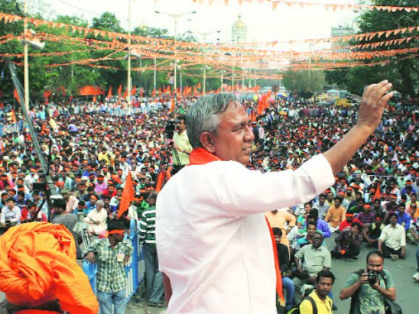 প্রকাশ্য সভায় ধর্মান্তকরণ ধর্মতলায়! হিন্দু সংহতির উসকানিতে আক্রান্ত সংবাদমাধ্যমও প্রকাশ্য সভায় ধর্মান্তকরণ ধর্মতলায়! হিন্দু সংহতির উসকানিতে আক্রান্ত সংবাদমাধ্যমও