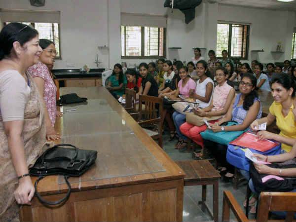 ছাত্রীদের পড়াতে গিয়ে 'সেক্স' শব্দ উচ্চারণে শিক্ষকের সাজা ছাত্রীদের পড়াতে গিয়ে 'সেক্স' শব্দ উচ্চারণে শিক্ষকের সাজা