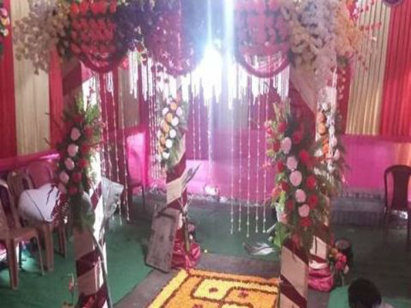 স্থানীয় যুবকের মহানুভবতা, লগ্নভ্রষ্টা হওয়া থেকে বাঁচল শিলিগুড়ির যুবতী স্থানীয় যুবকের মহানুভবতা, লগ্নভ্রষ্টা হওয়া থেকে বাঁচল শিলিগুড়ির যুবতী