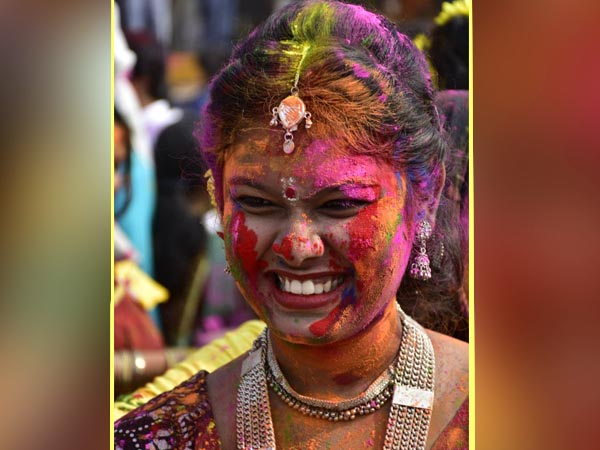 রঙের রঙিনে রিক্ত হলাম আমি