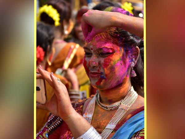 রঙিন মুখের সেলফি