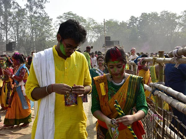 বসন্ত জাগ্রত দ্বারে