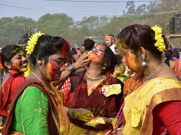 আহা কি আনন্দ আজ আকাশে বাতাসে