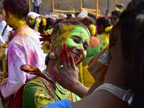 কতো সুন্দর তুই যখন মাখিয়ে নিস এই আবির-গুলাল